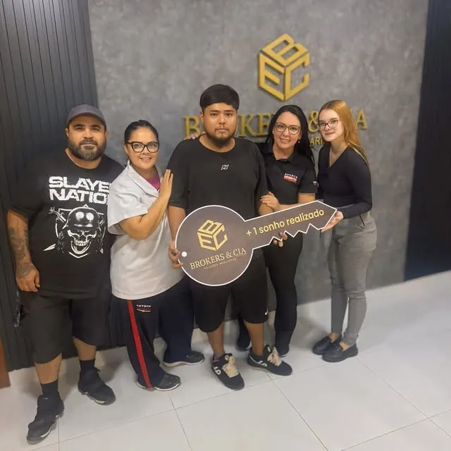 Família reunida na entrega das chaves