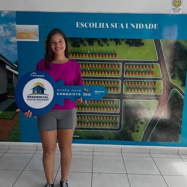 Cliente com a chave do Residencial Moacir Marangoni