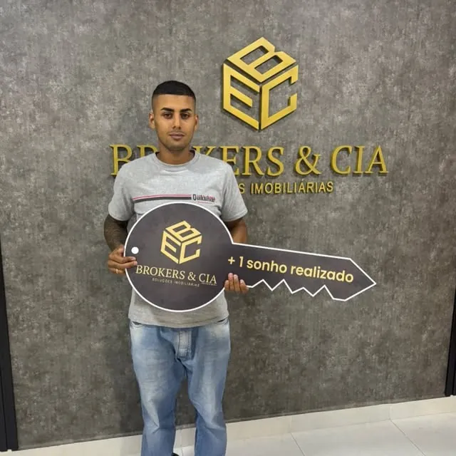 Cliente segurando a chave simbólica de +1 sonho realizado