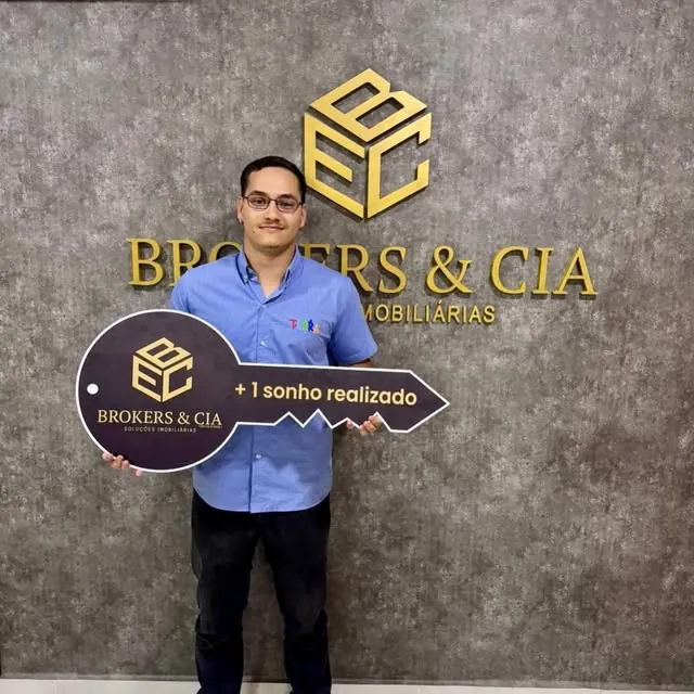 Cliente segurando a chave simbólica de +1 sonho realizado